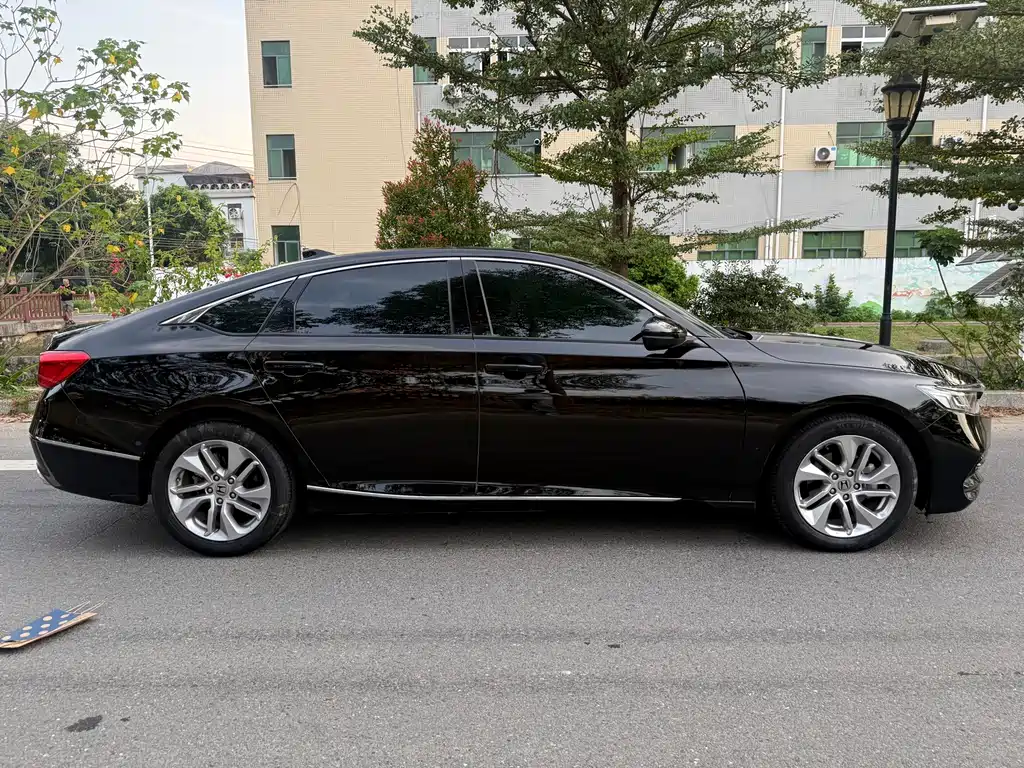 Honda Accord — фото 10