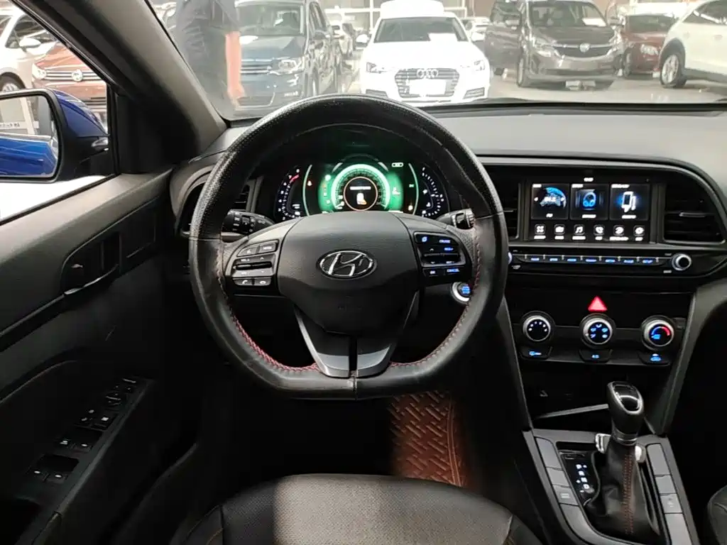 Hyundai Elantra — фото 11