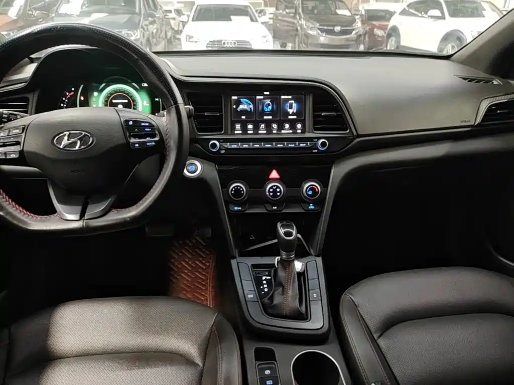 Hyundai Elantra — фото 13