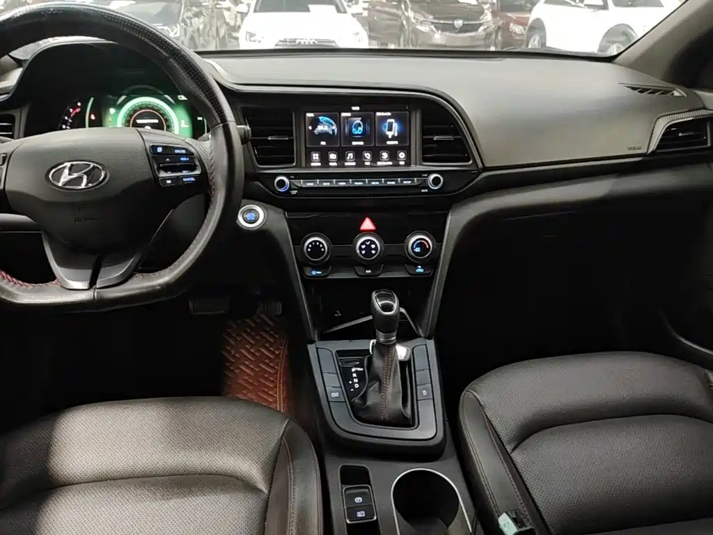 Hyundai Elantra — фото 14