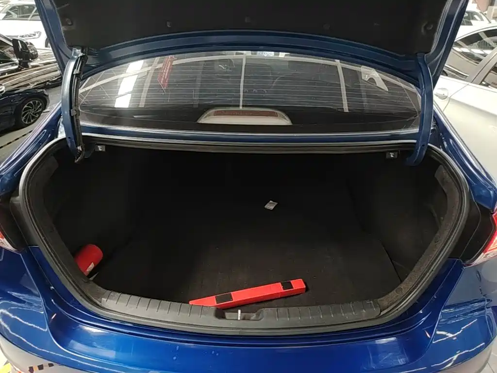 Hyundai Elantra — фото 19