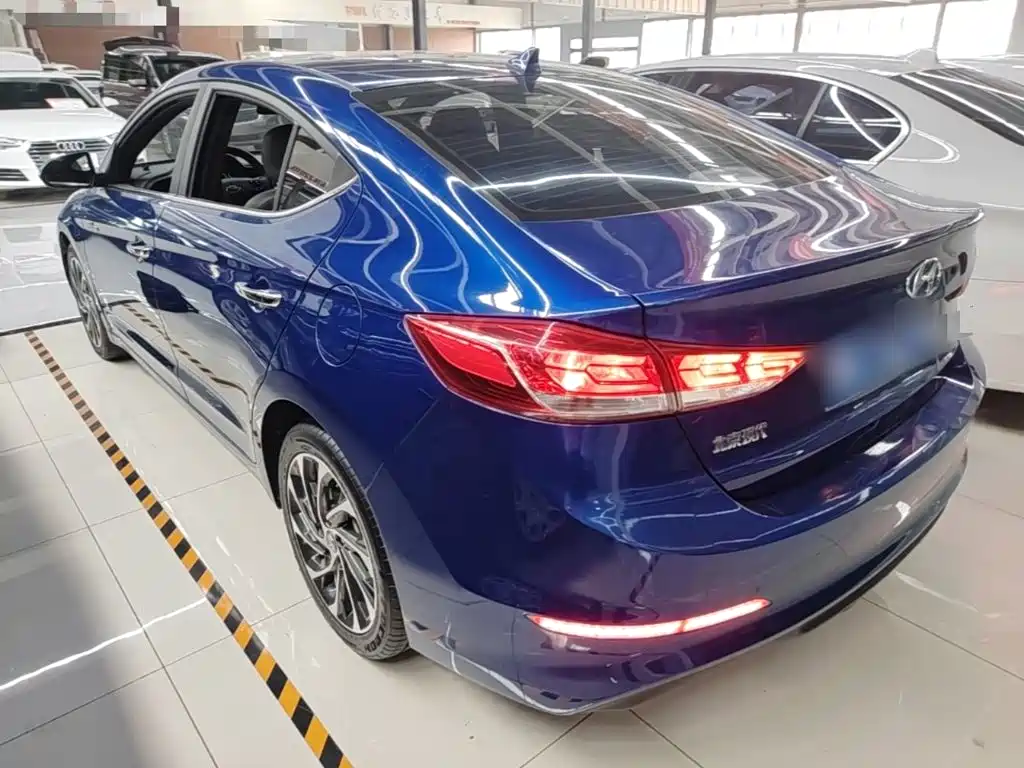 Hyundai Elantra — фото 5