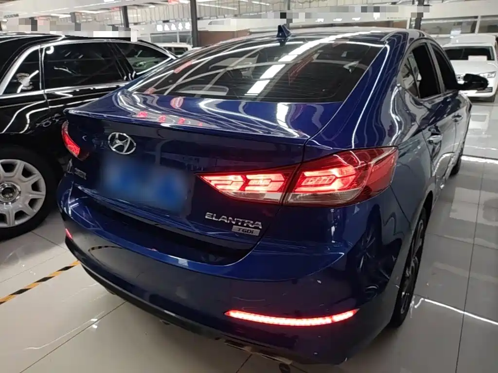 Hyundai Elantra — фото 7
