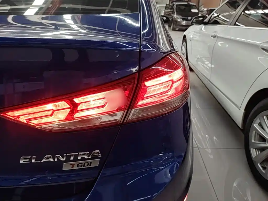 Hyundai Elantra — фото 8