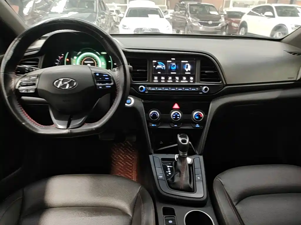 Hyundai Elantra — фото 10
