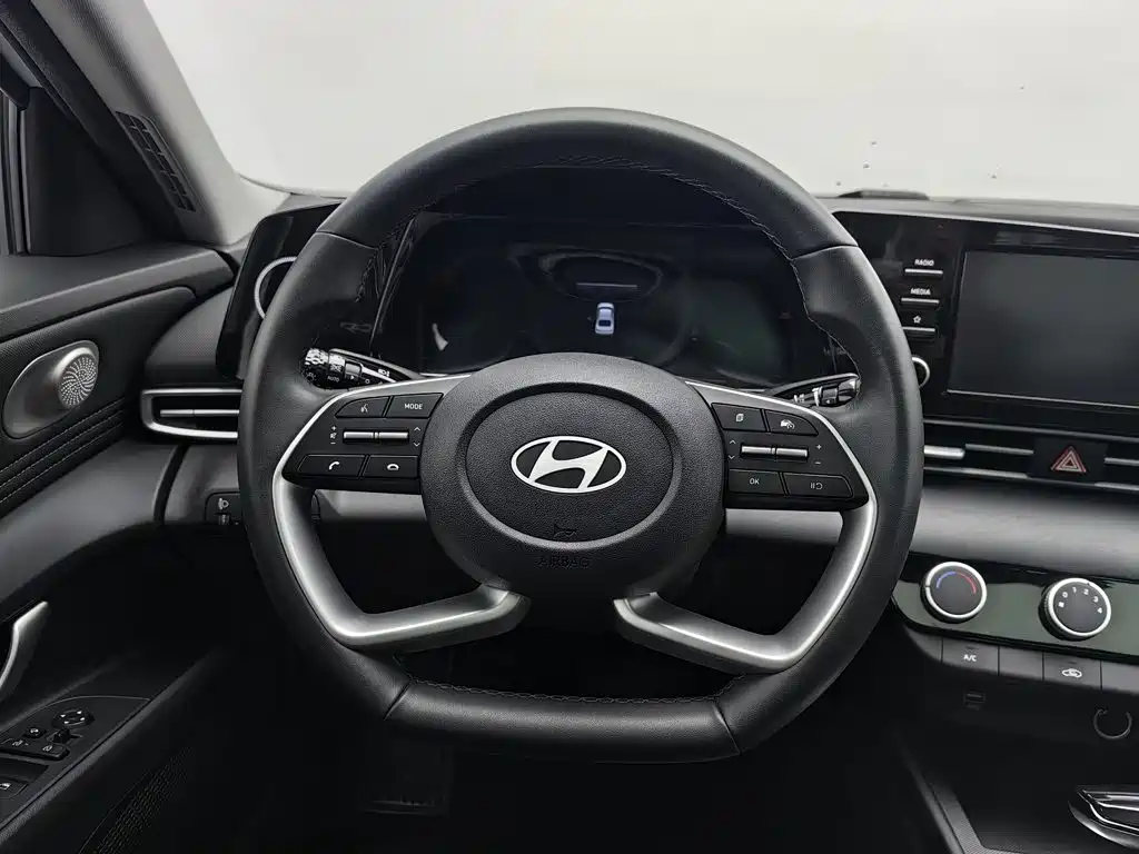 Hyundai Elantra — фото 11
