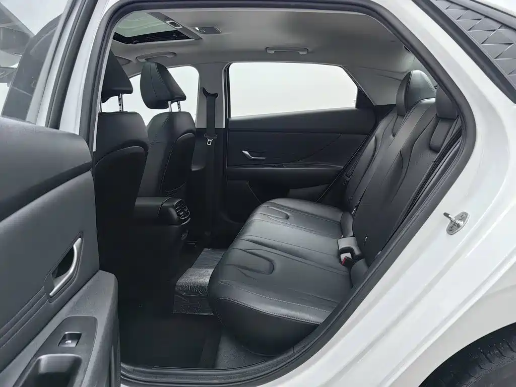 Hyundai Elantra — фото 15