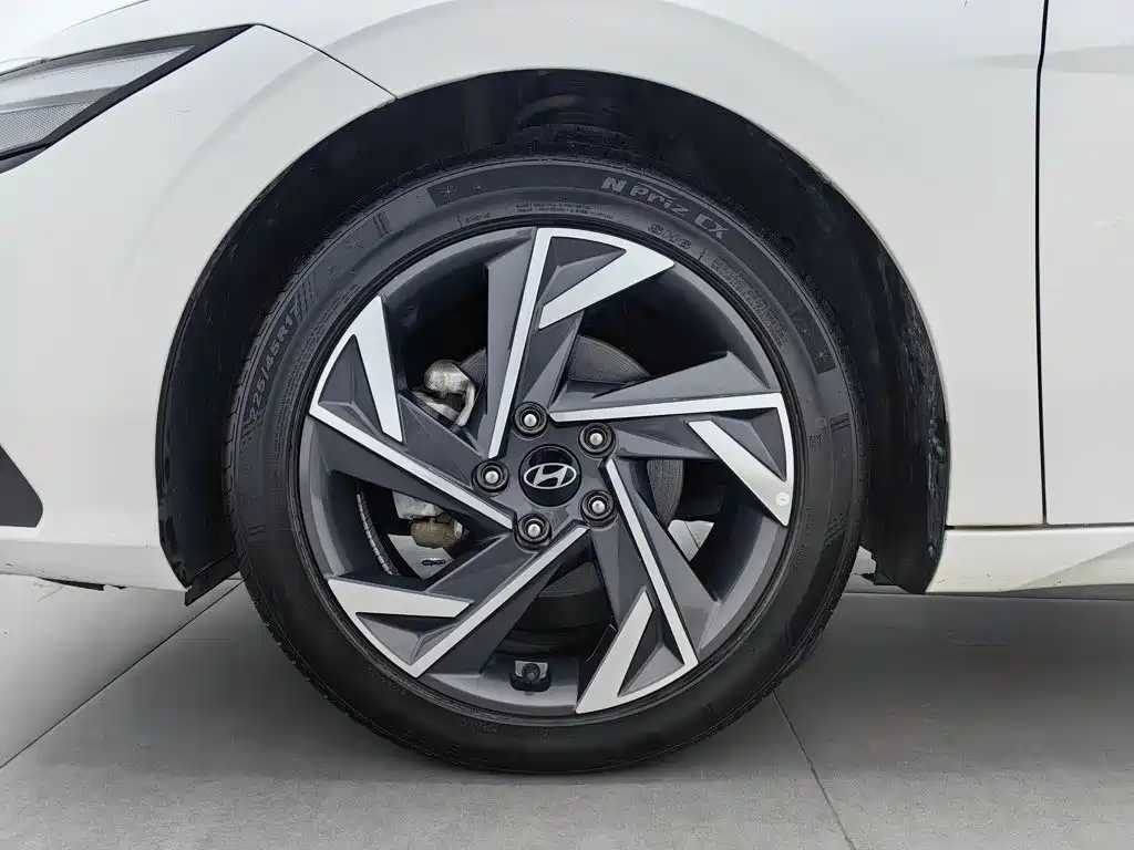 Hyundai Elantra — фото 17