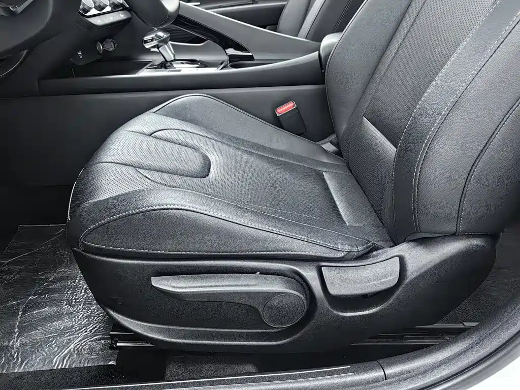 Hyundai Elantra — фото 20