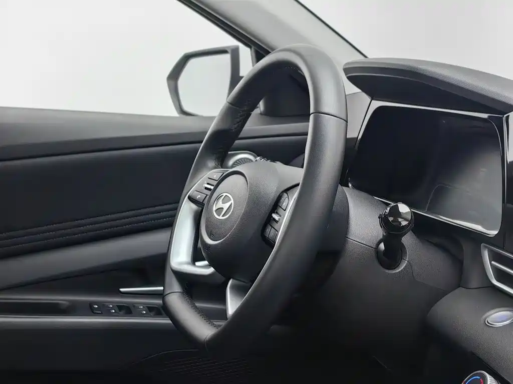 Hyundai Elantra — фото 22