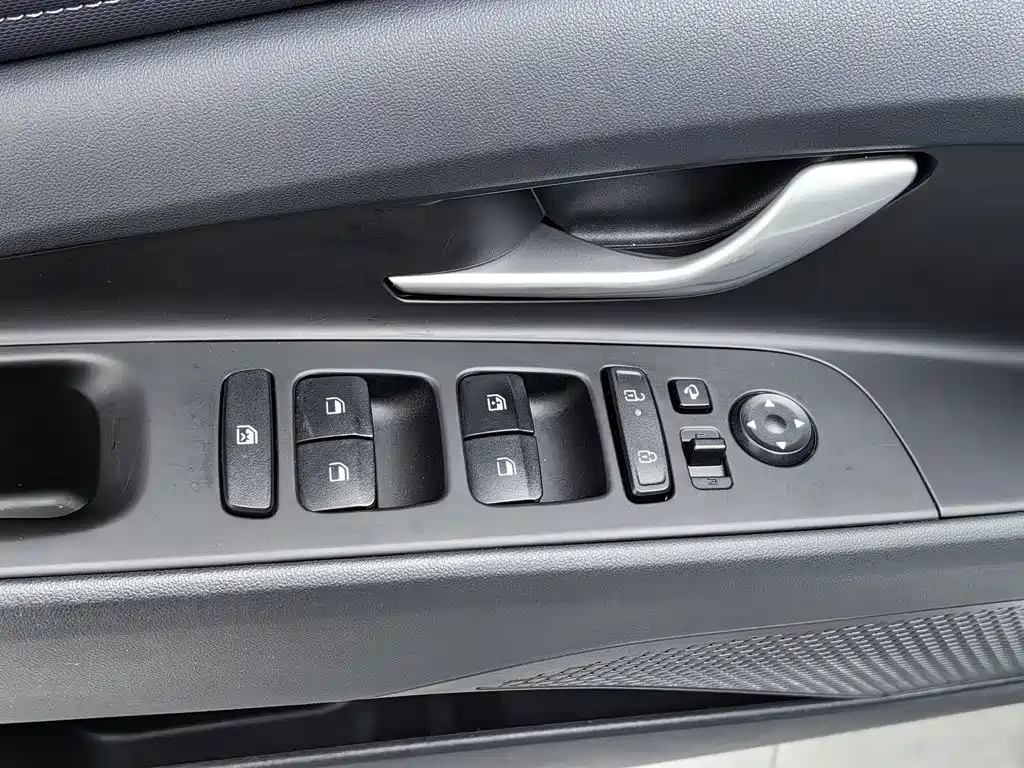 Hyundai Elantra — фото 9