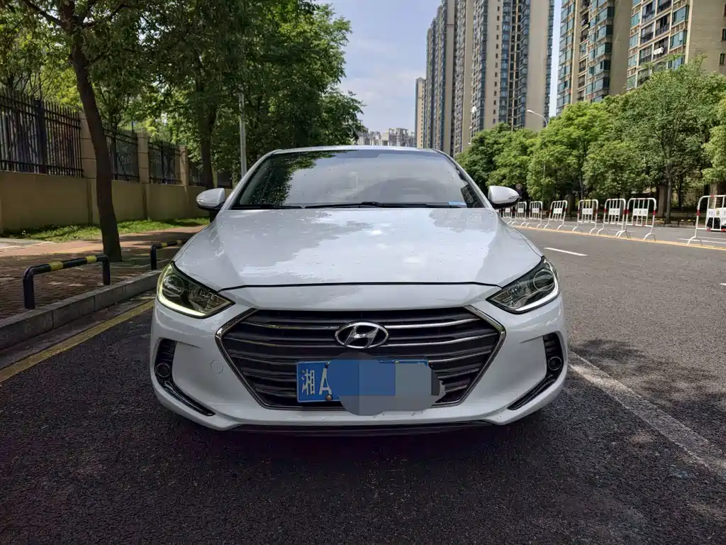 Hyundai Elantra — фото 3