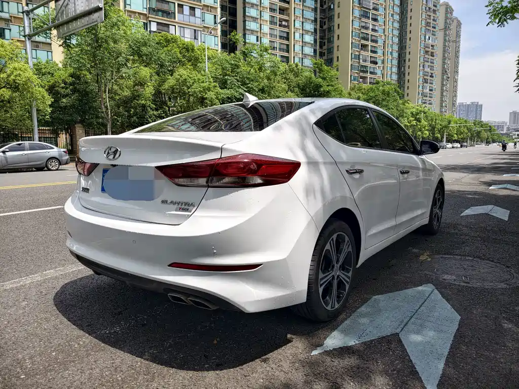Hyundai Elantra — фото 4