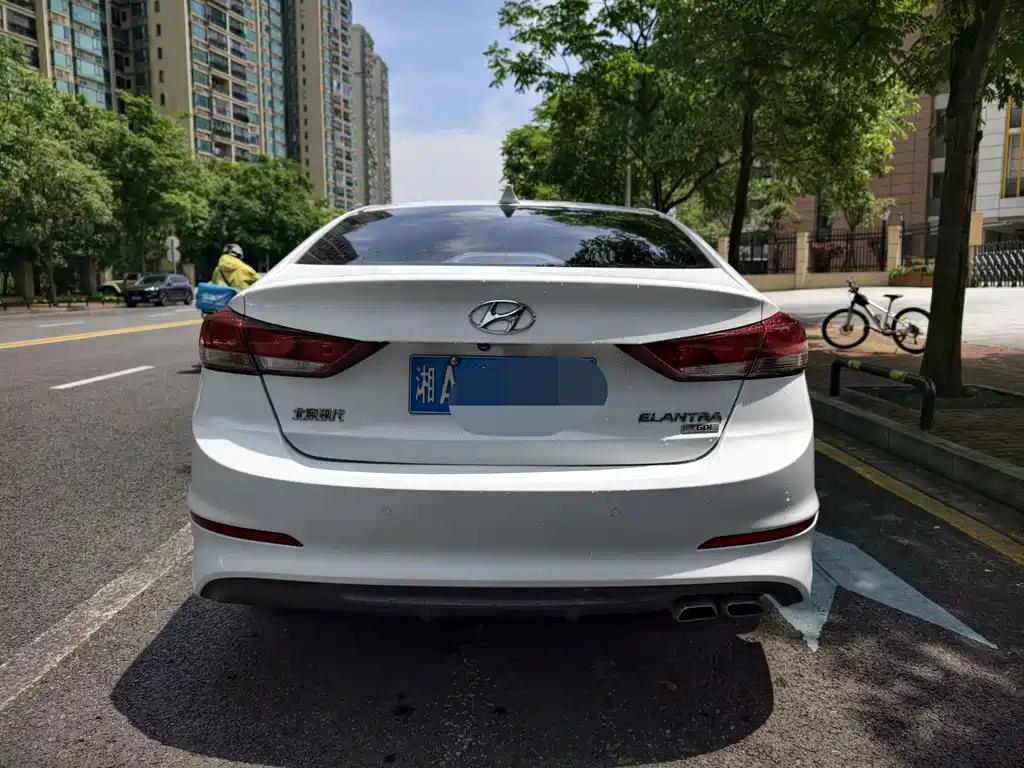 Hyundai Elantra — фото 5