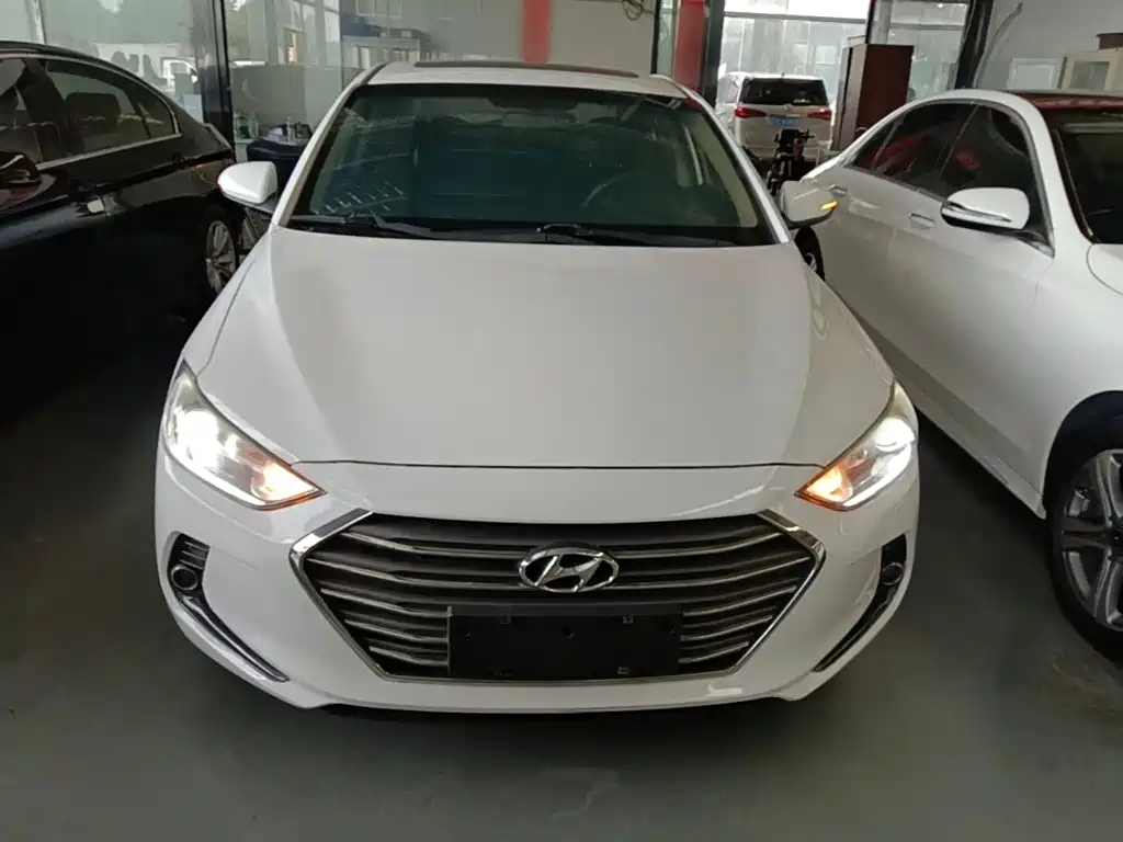 Hyundai Elantra — фото 3
