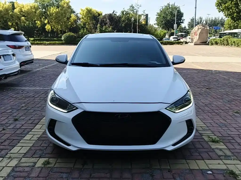 Hyundai Elantra — фото 3