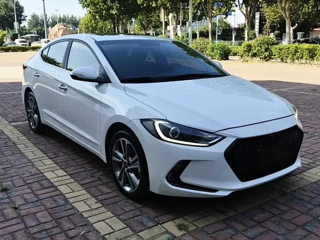 Hyundai Elantra — фото 4