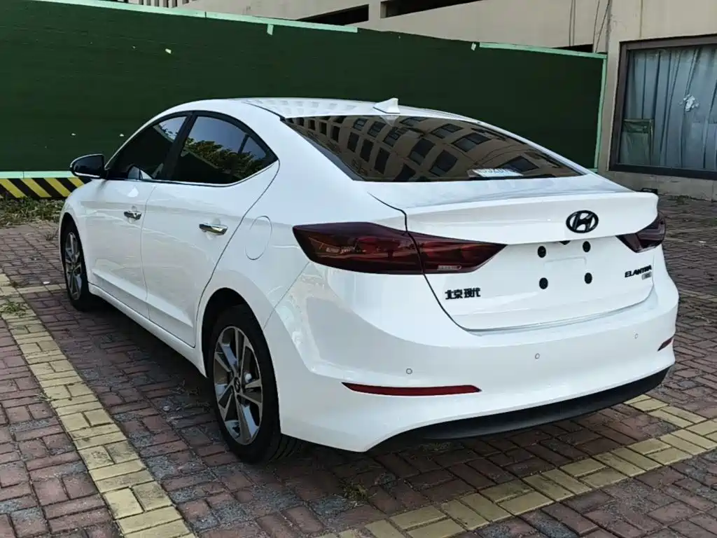 Hyundai Elantra — фото 5