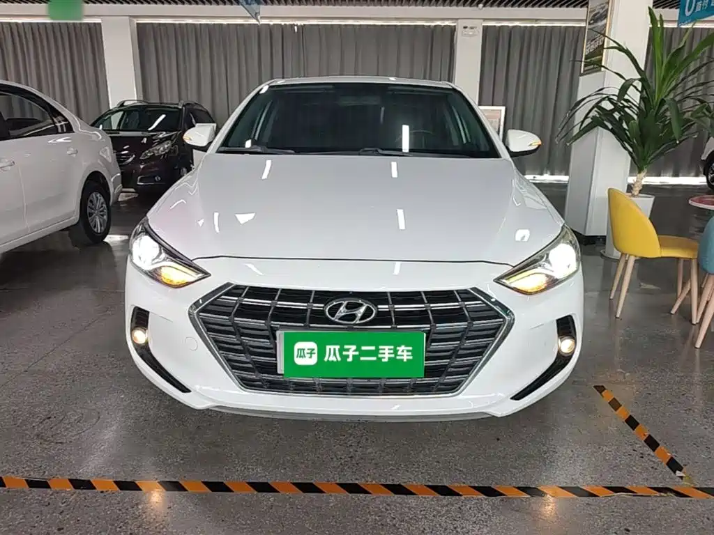 Hyundai Elantra — фото 3