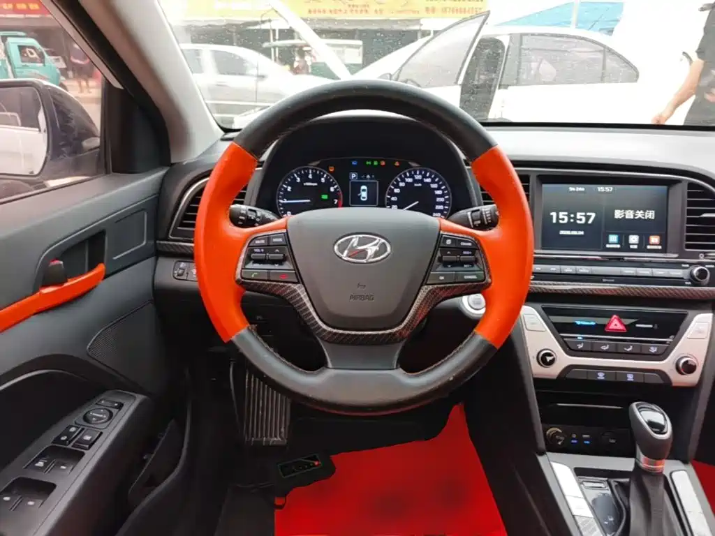 Hyundai Elantra — фото 11