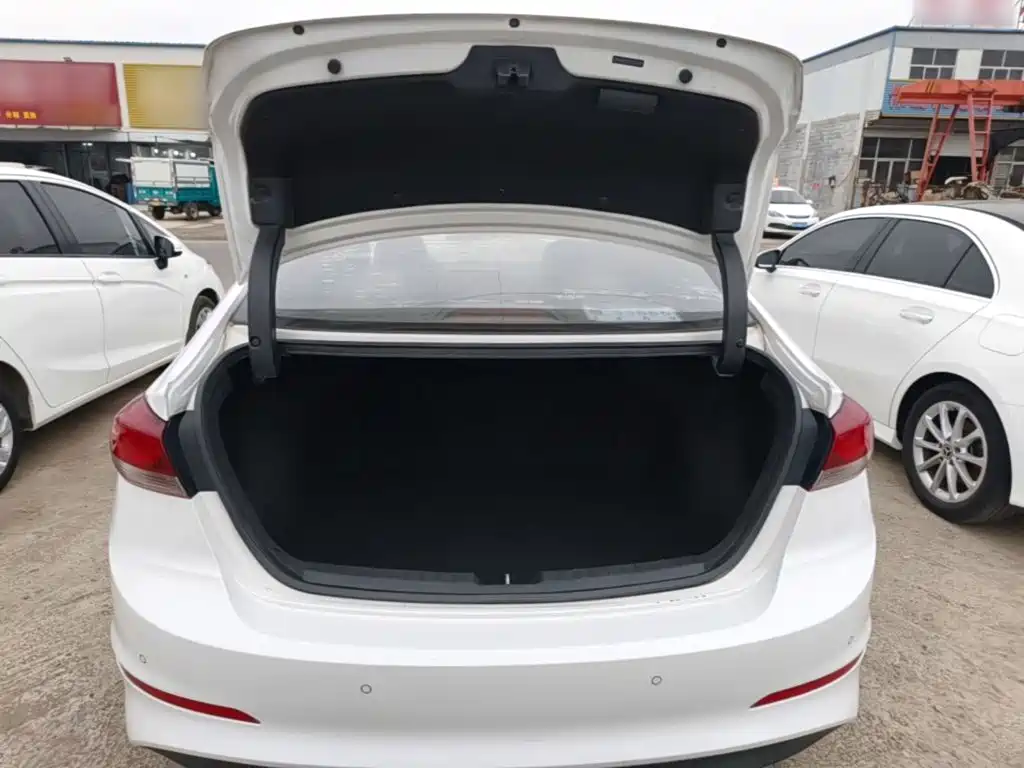 Hyundai Elantra — фото 19