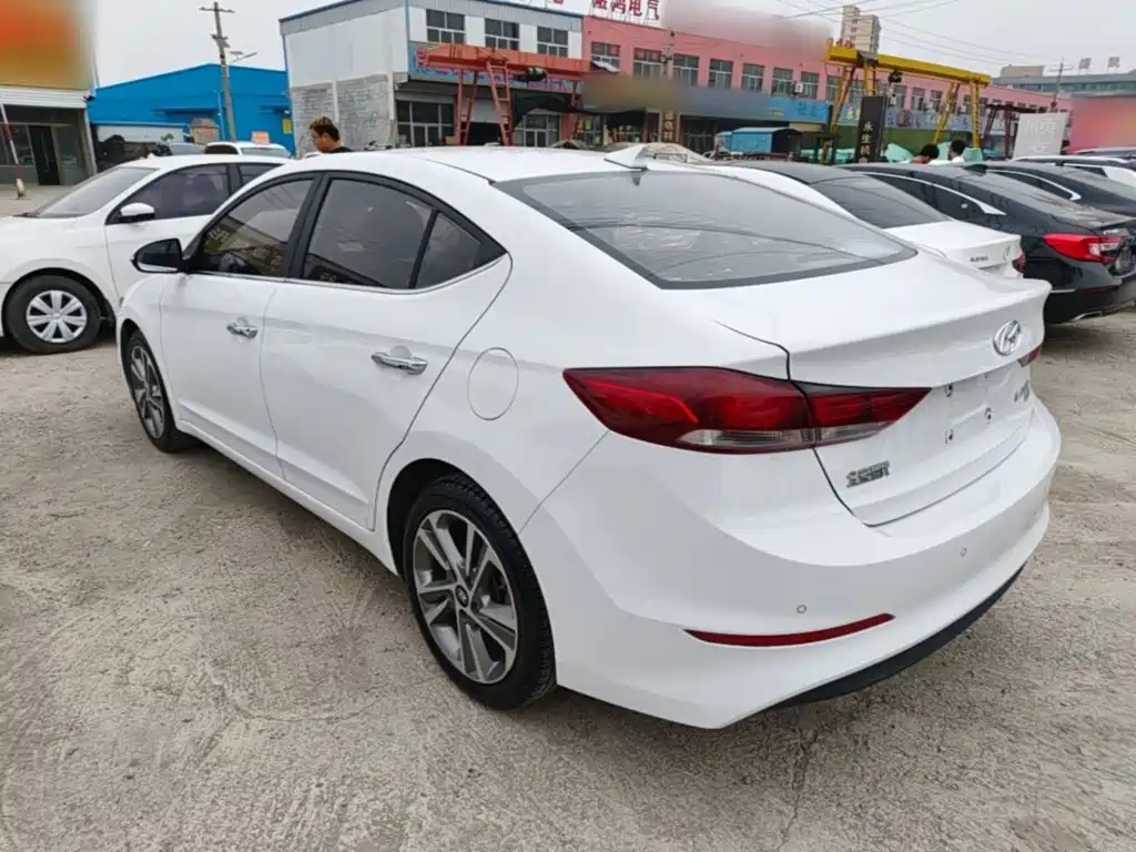 Hyundai Elantra — фото 5