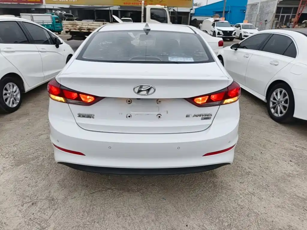 Hyundai Elantra — фото 6