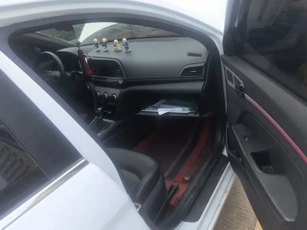 Hyundai Elantra — фото 19