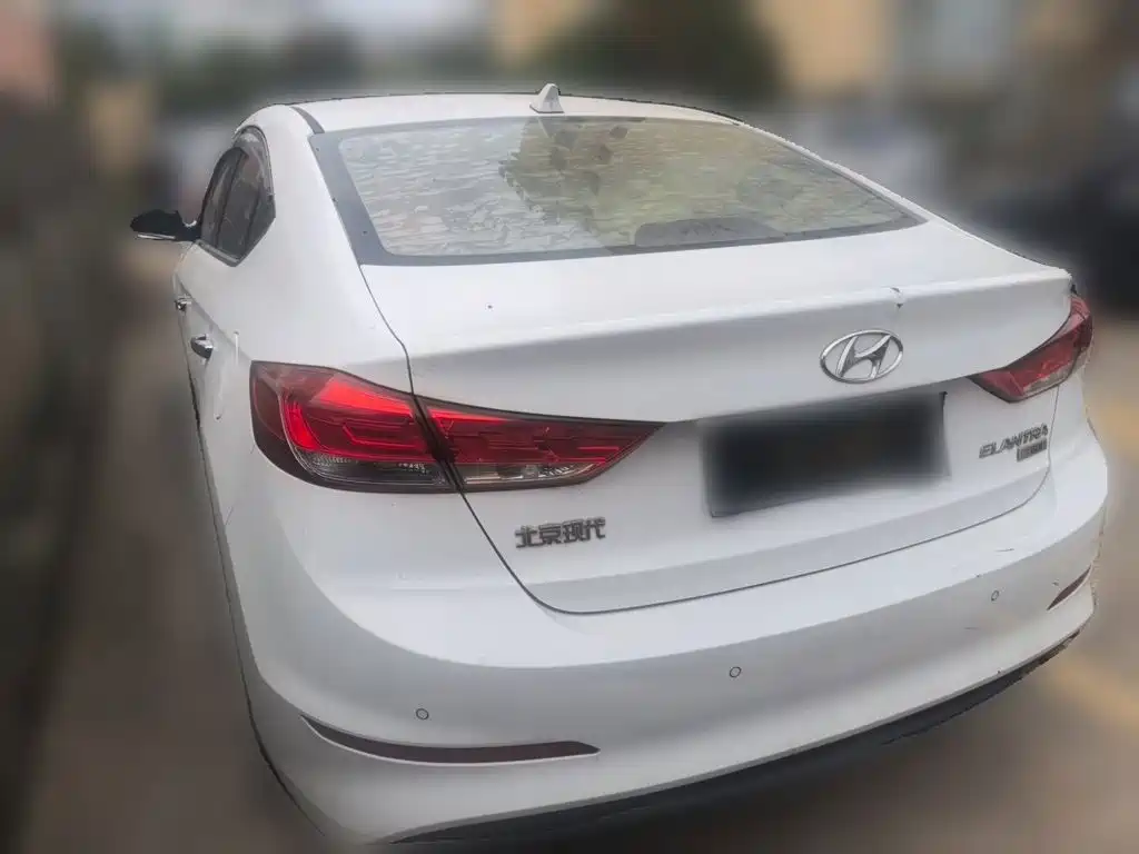 Hyundai Elantra — фото 3