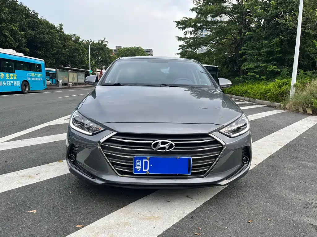 Hyundai Elantra — фото 2