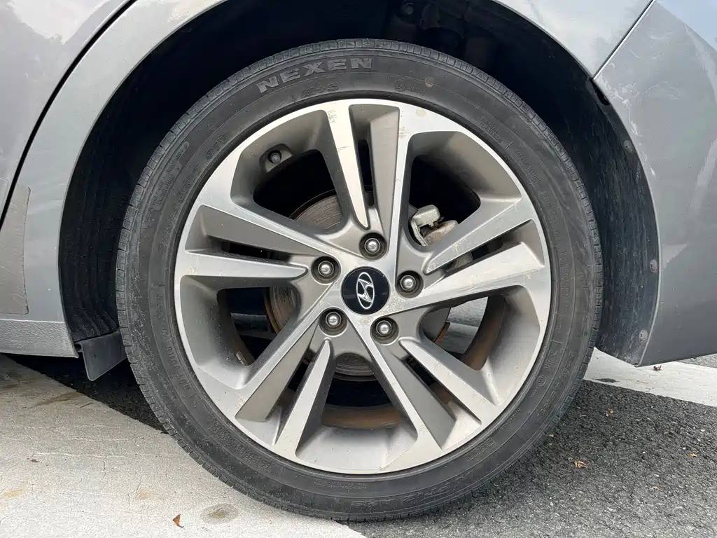 Hyundai Elantra — фото 11
