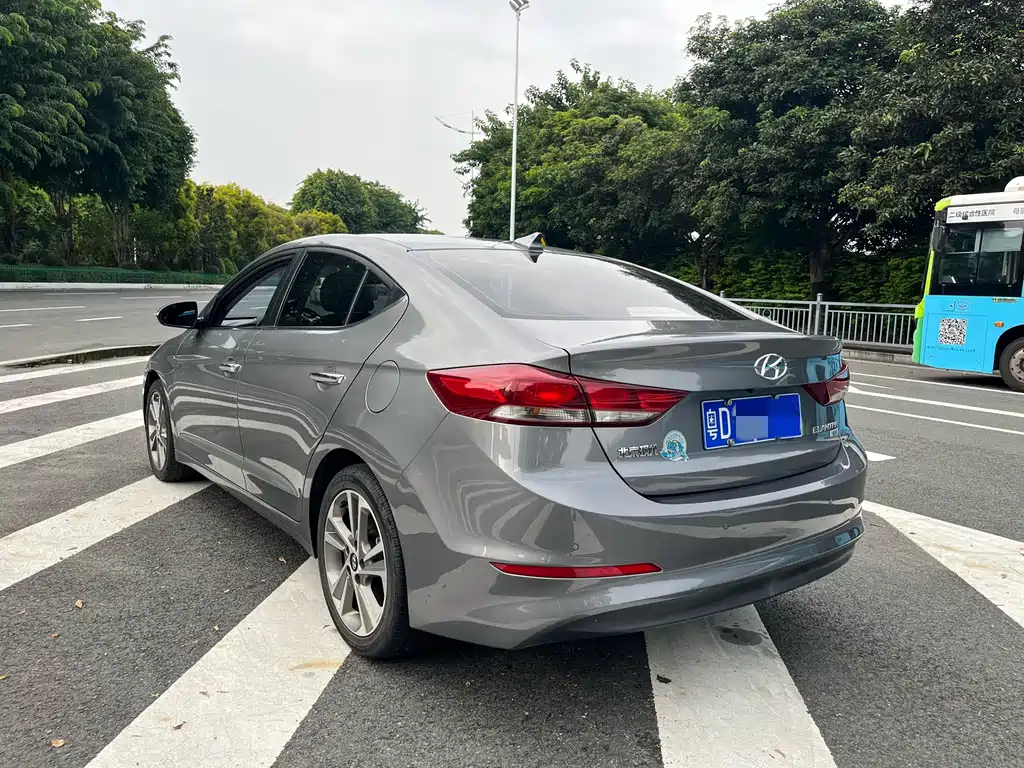 Hyundai Elantra — фото 4