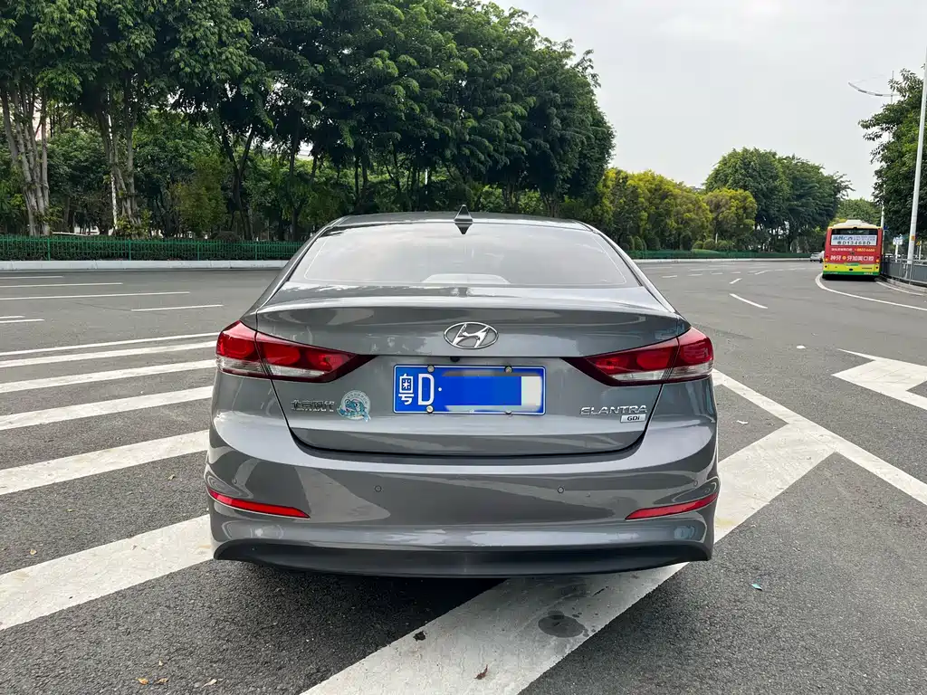 Hyundai Elantra — фото 5