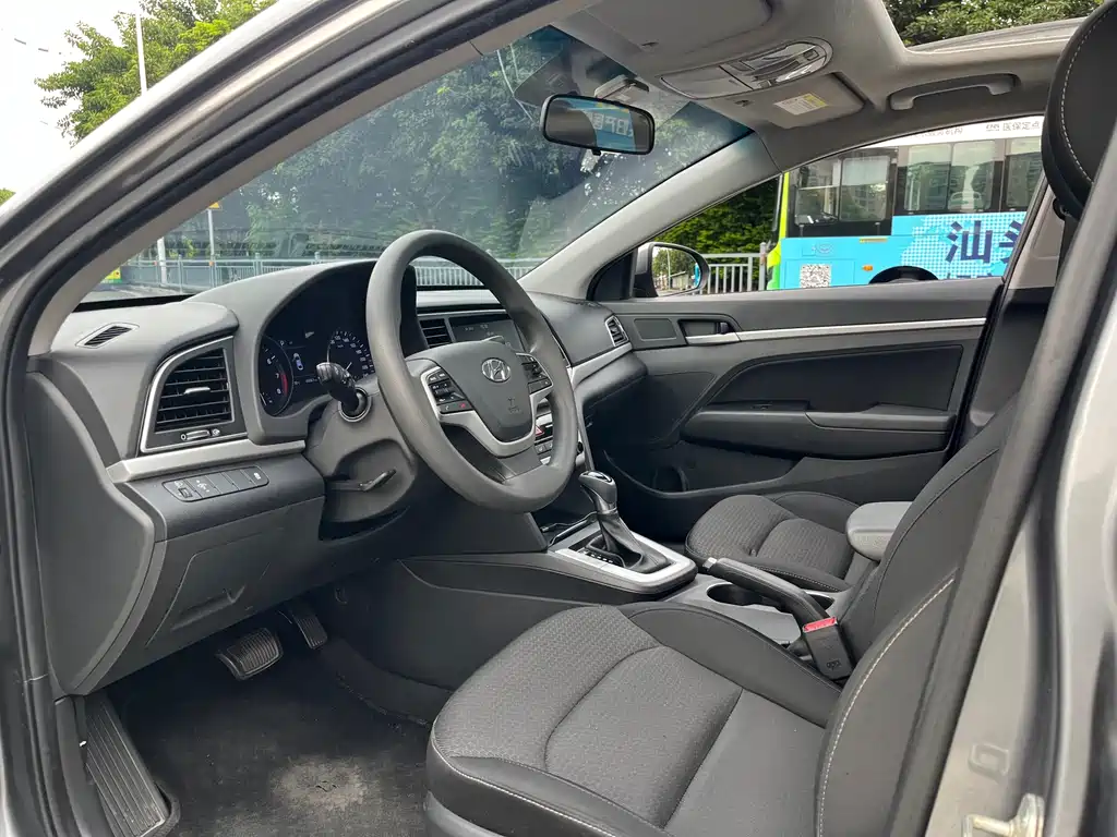 Hyundai Elantra — фото 8