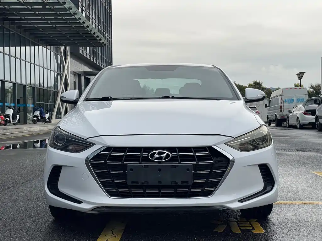 Hyundai Elantra — фото 2