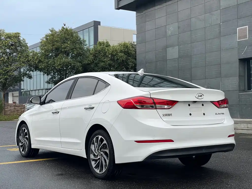 Hyundai Elantra — фото 14