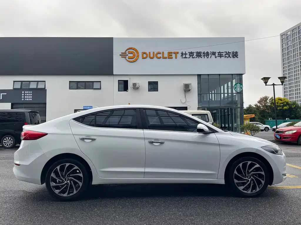 Hyundai Elantra — фото 17