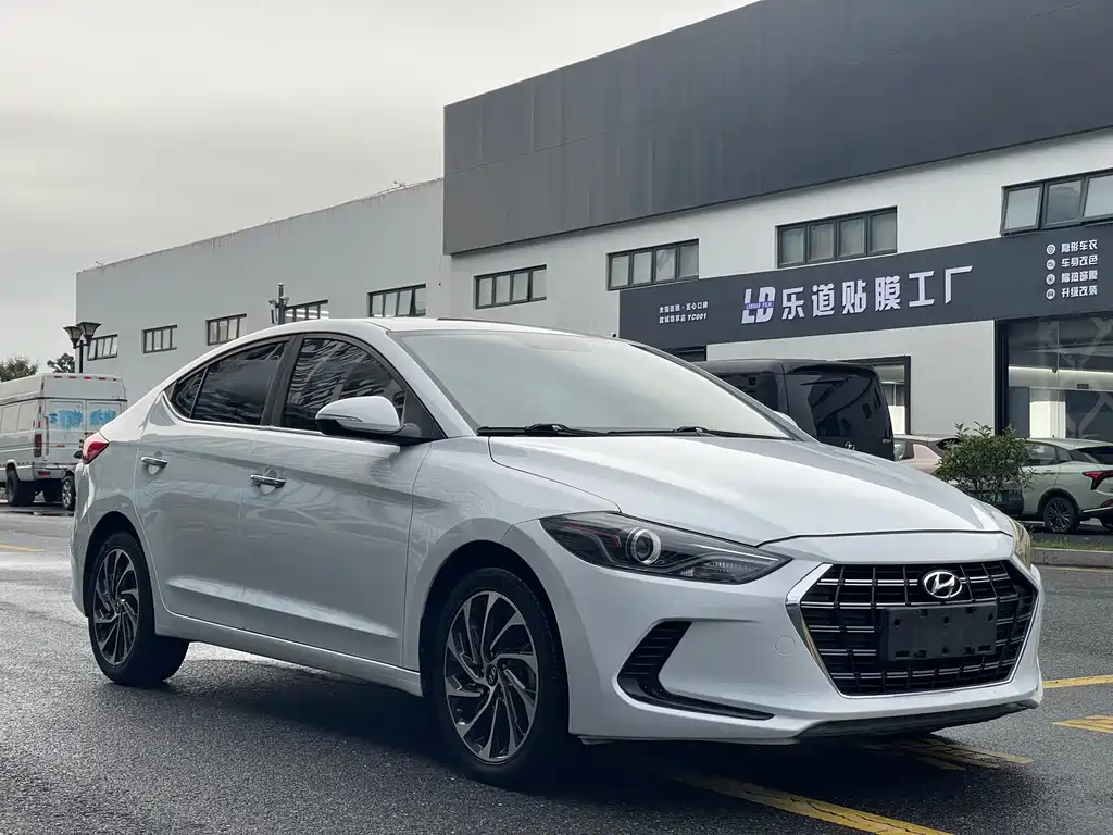 Hyundai Elantra — фото 3