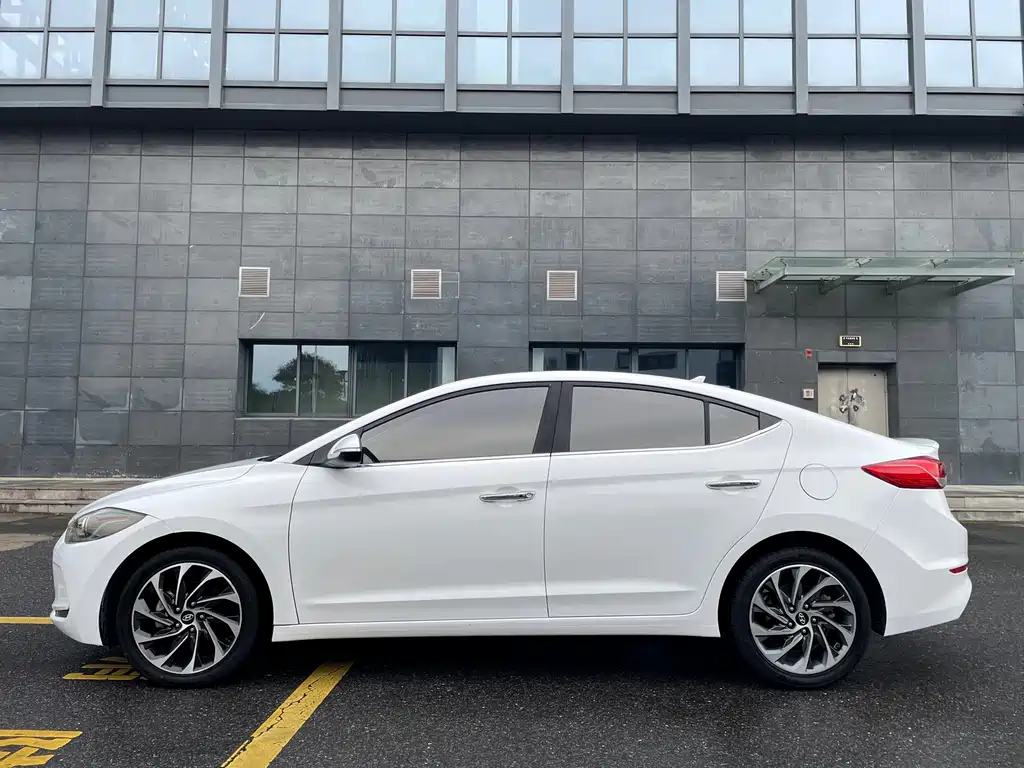 Hyundai Elantra — фото 4