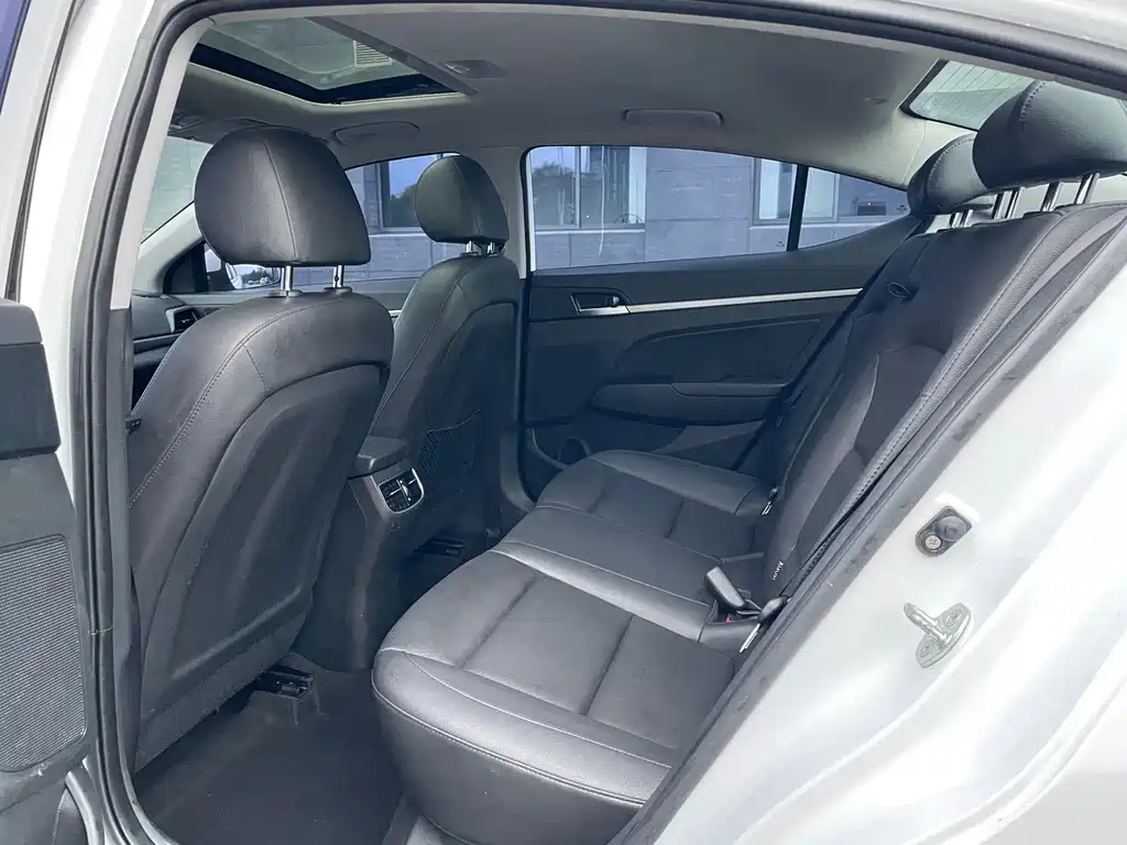 Hyundai Elantra — фото 6