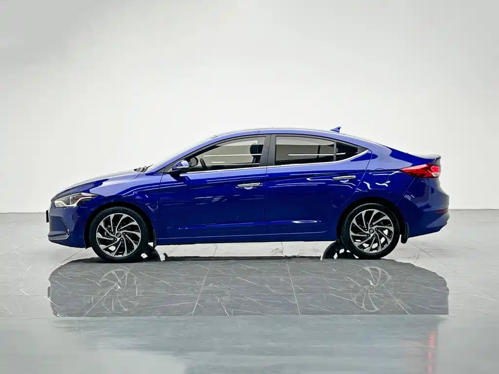 Hyundai Elantra — фото 3