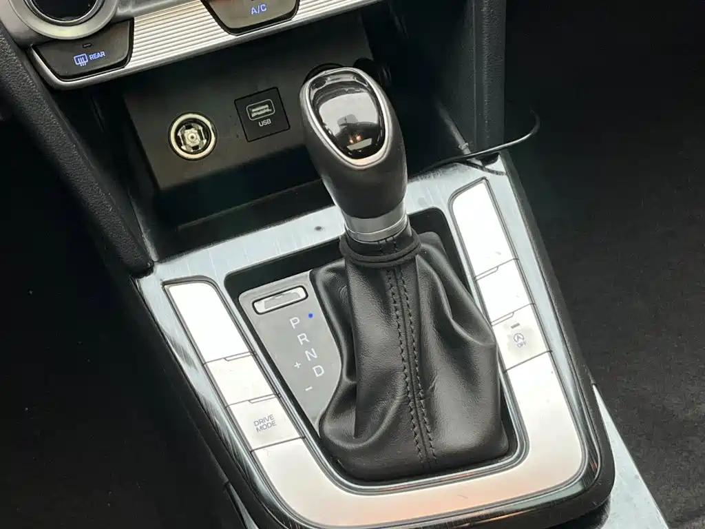 Hyundai Elantra — фото 21