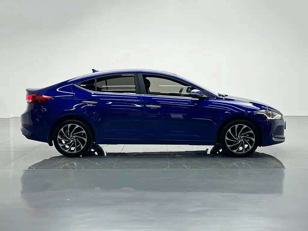 Hyundai Elantra — фото 7