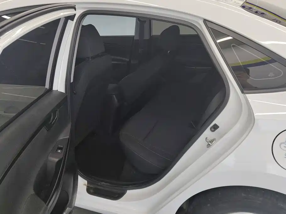 Hyundai Elantra — фото 11