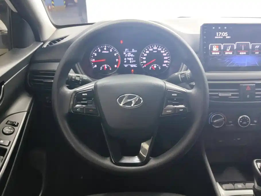 Hyundai Elantra — фото 15