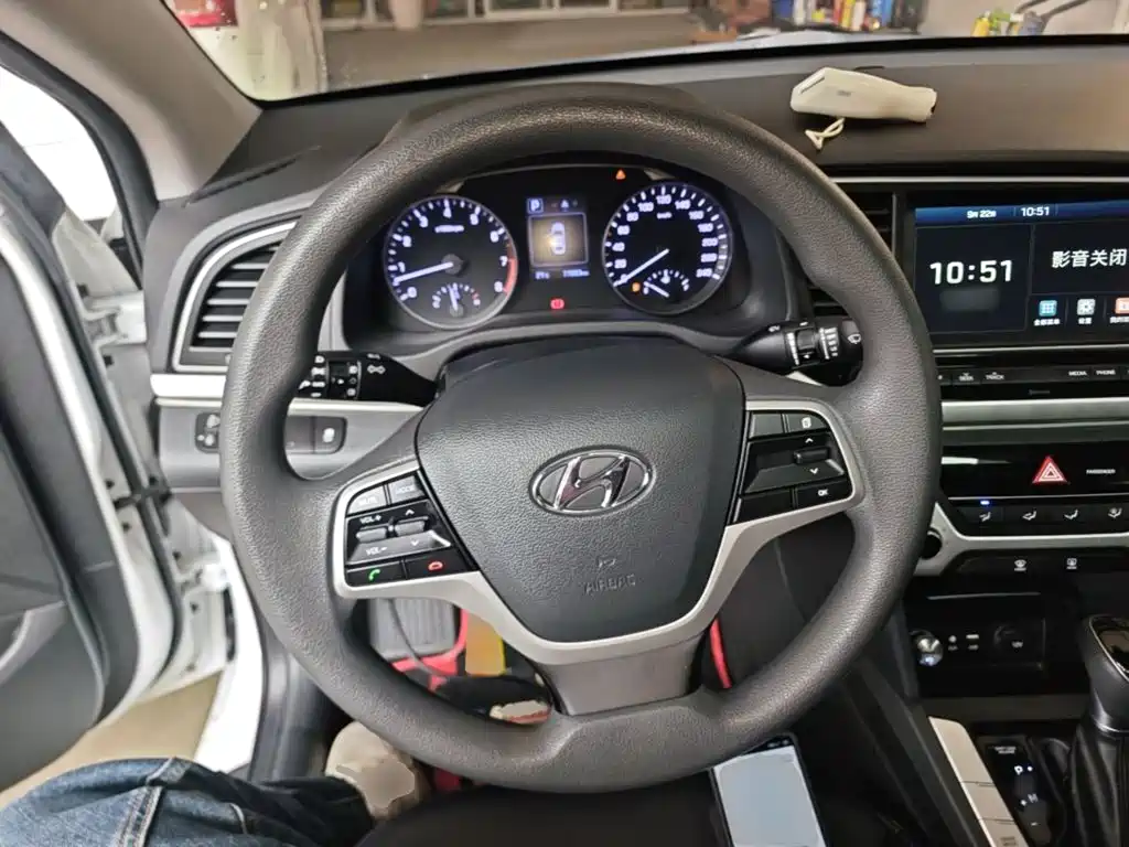 Hyundai Elantra — фото 11