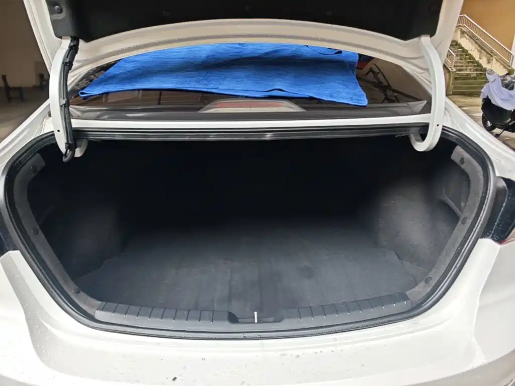 Hyundai Elantra — фото 19
