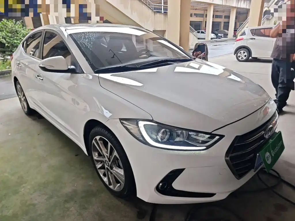 Hyundai Elantra — фото 4