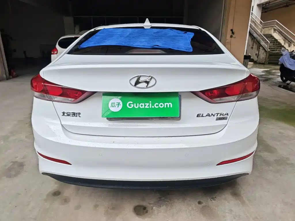 Hyundai Elantra — фото 6
