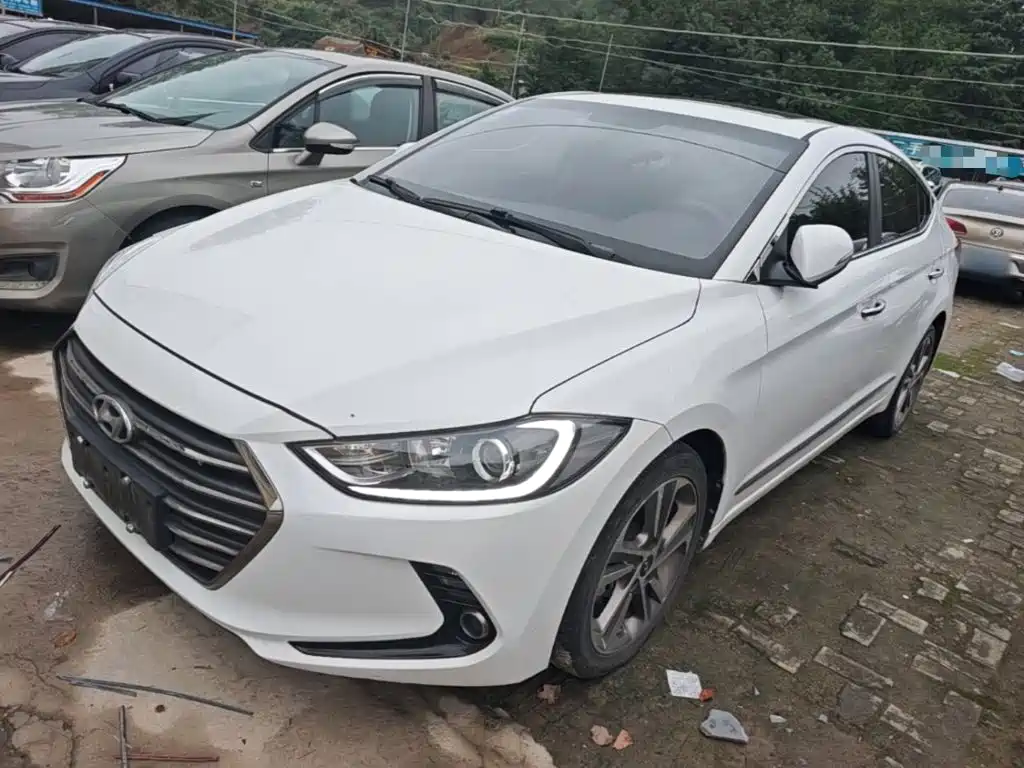 Hyundai Elantra — фото 2
